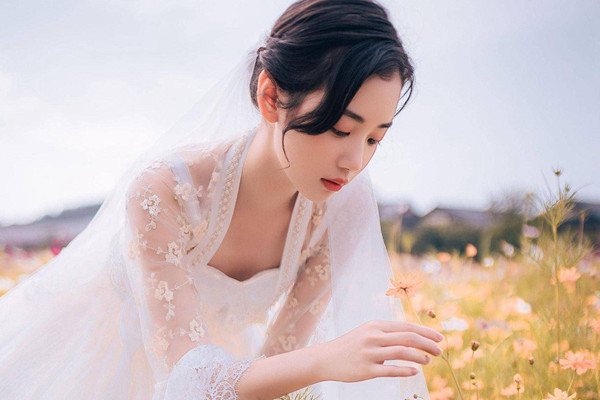 怎样看出命里会犯二婚（有二婚命的女人特征）